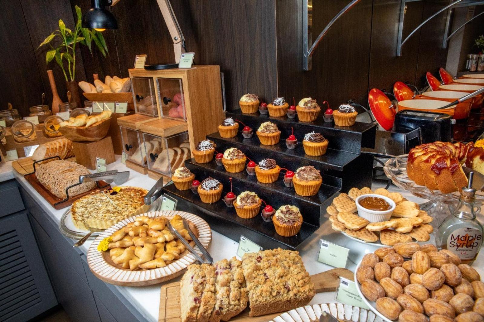 Art Hotel Transamerica Collection Порту-Алегри Экстерьер фото A selection of baked goods