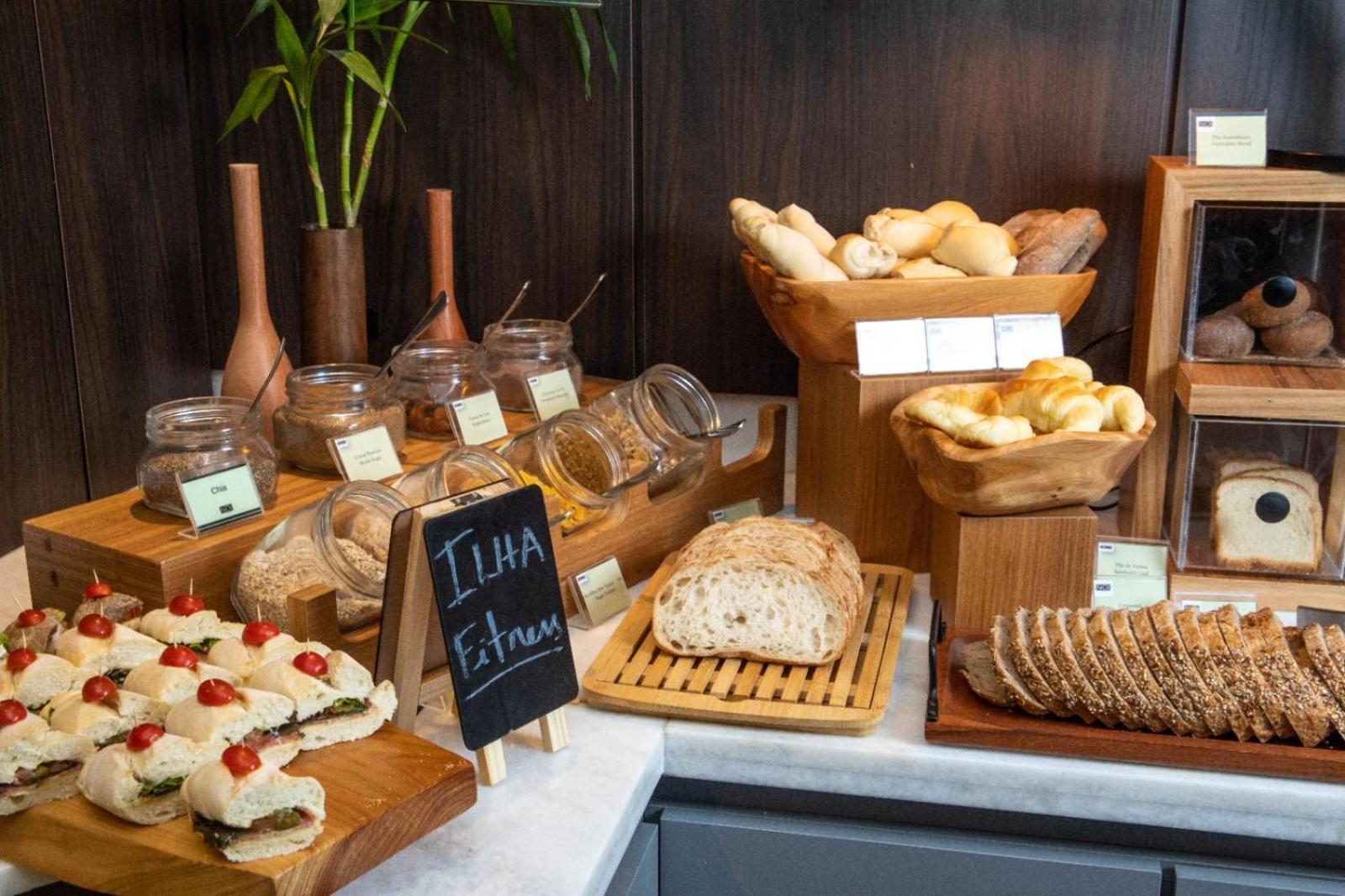 Art Hotel Transamerica Collection Порту-Алегри Экстерьер фото A selection of breads and pastries at a buffet